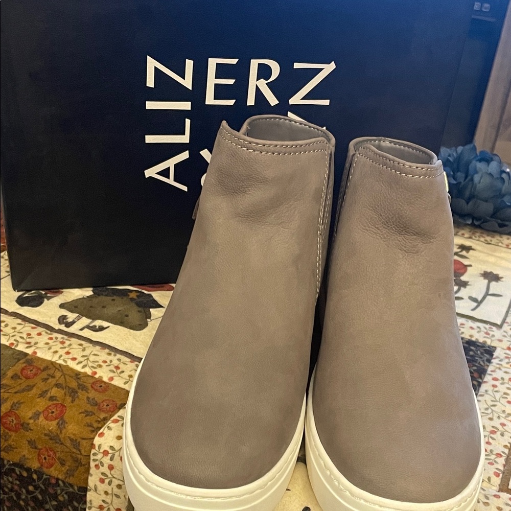 #86Naturalizer Gray Celeste Nubuck Ankle Boots NWOT sz 8 $30 FIRM IN CONCRETE